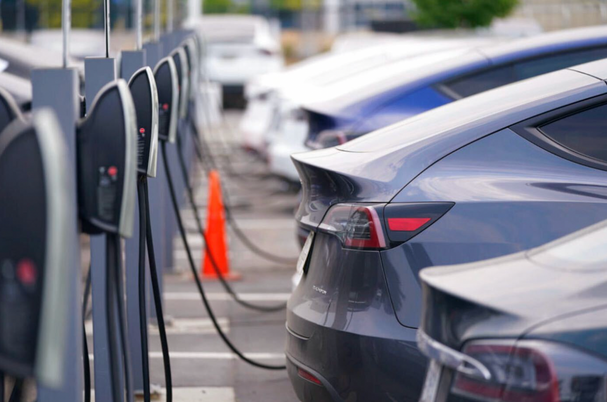 Piața mașinilor electrice din România este în plină expansiune. Cum stăm cu stațiile de încărcare?